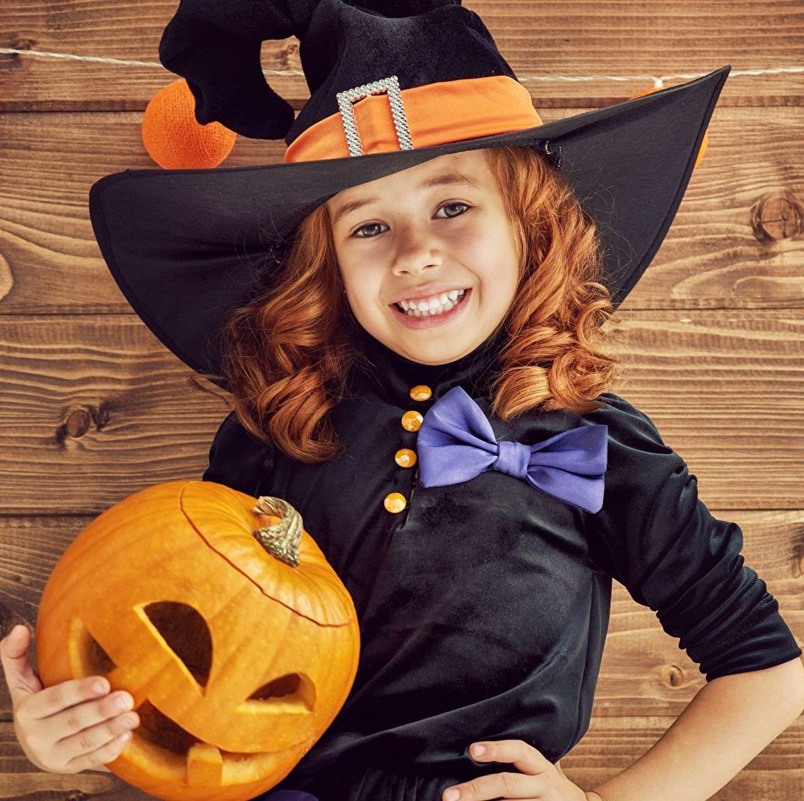 Bambina in costume di Halloween puzzle online