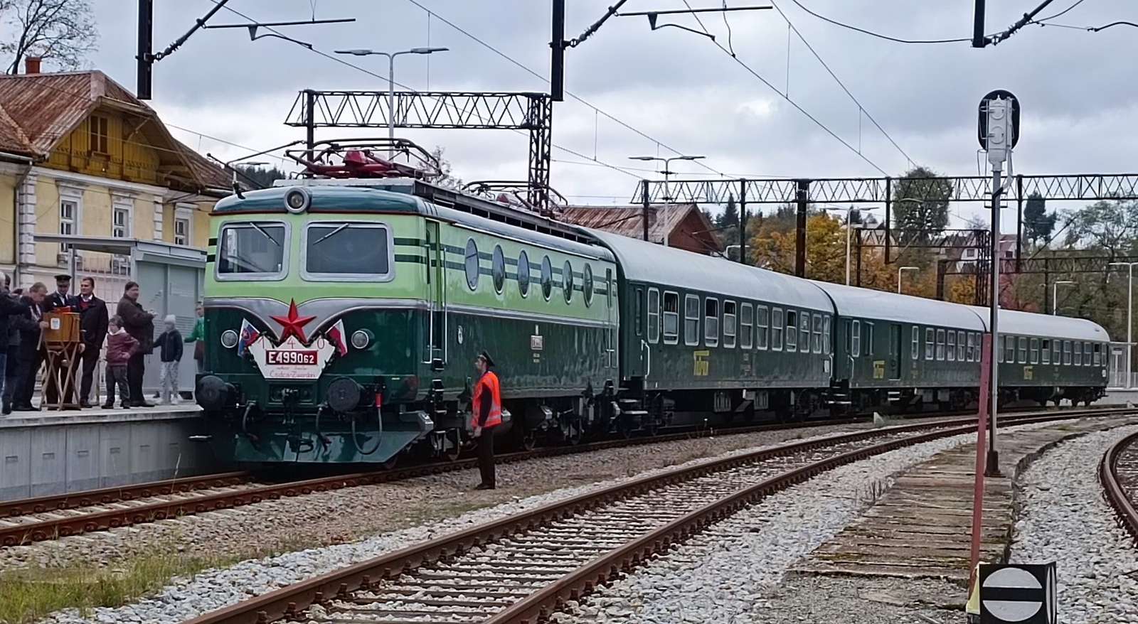 Slovakiska tåg vid stationen Pussel online