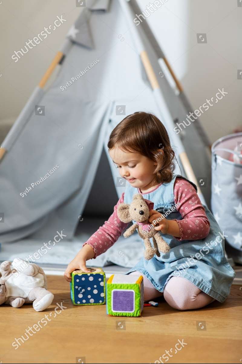 Enfant jouant avec des jouets puzzle en ligne