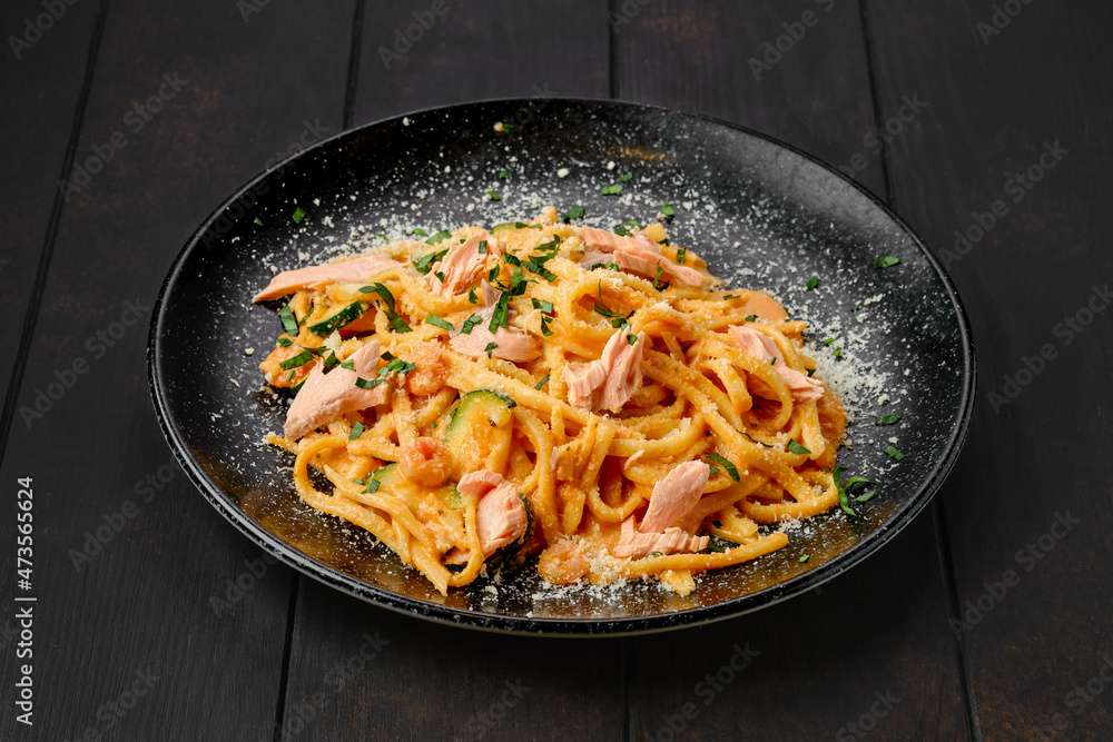 Pasta con salmón, calabacín y parmesano rallado rompecabezas en línea