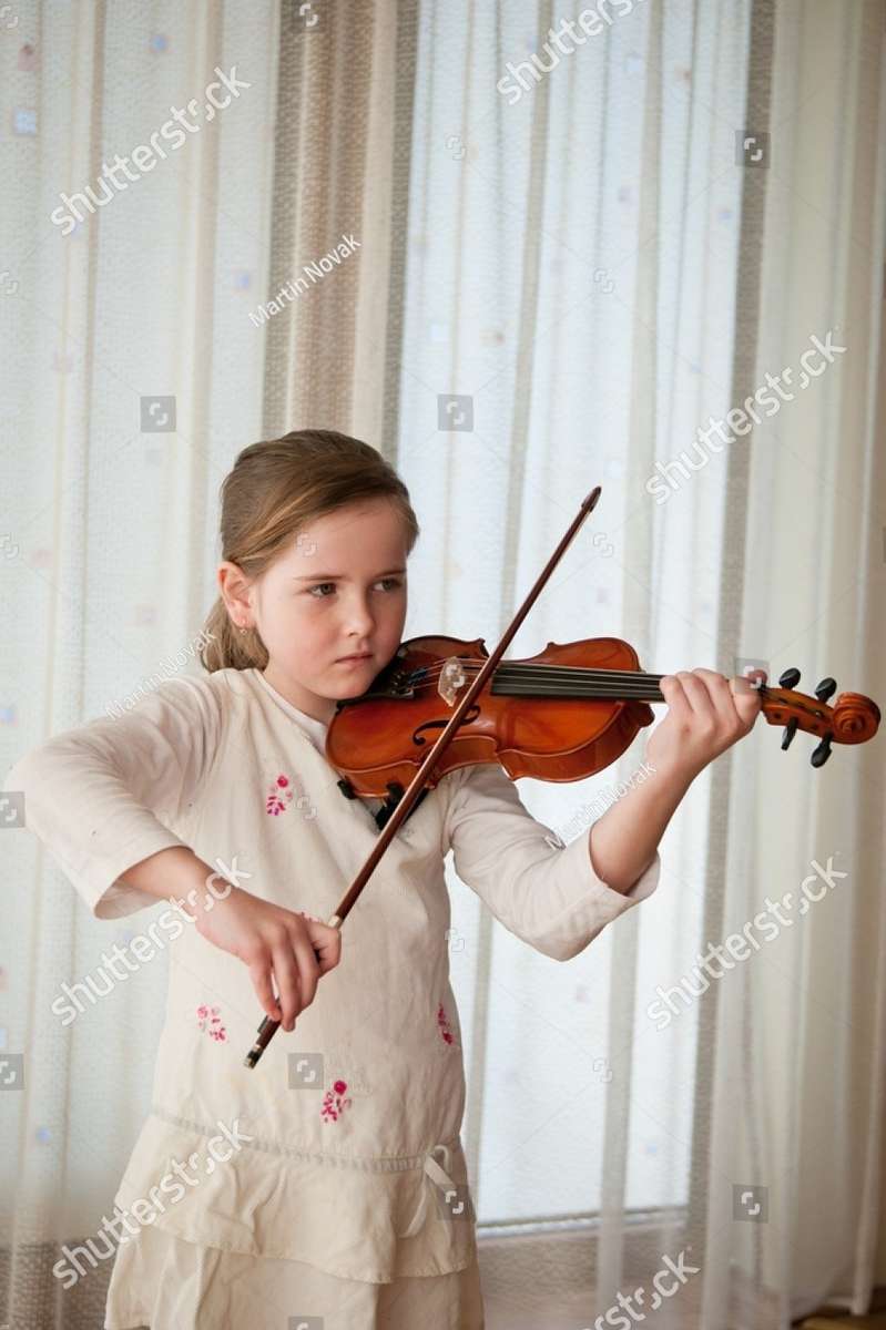 Petite fille jouant du violon puzzle en ligne