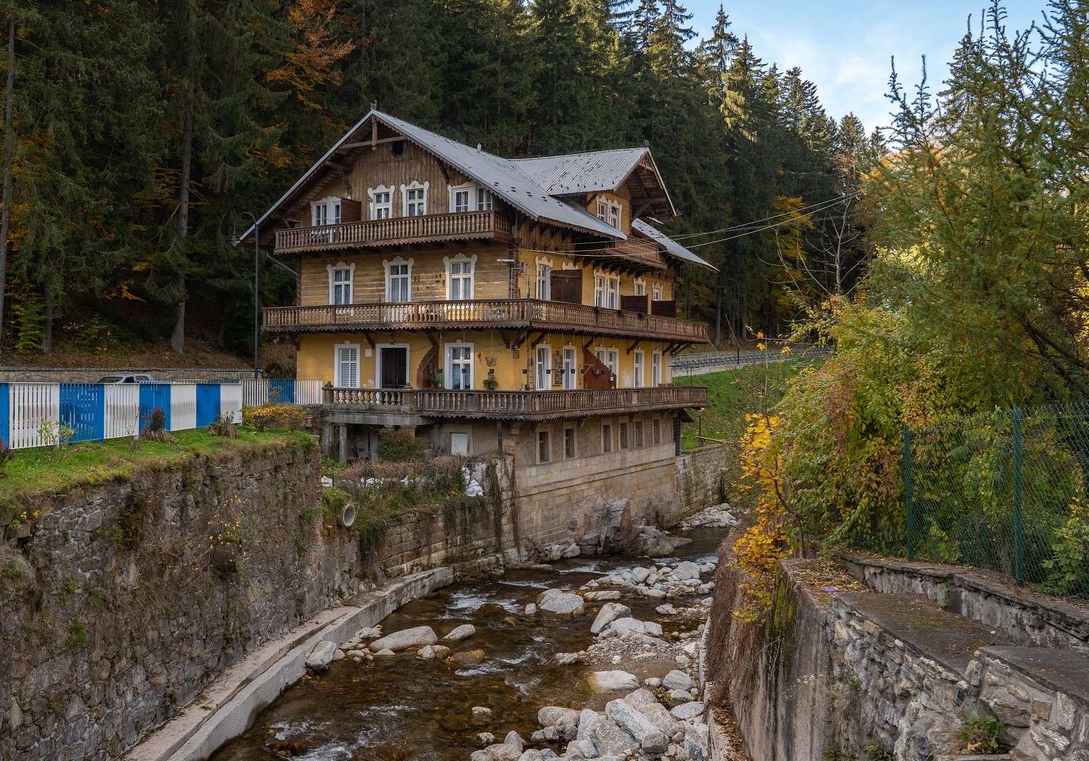 House by the stream in Międzygórze online puzzle