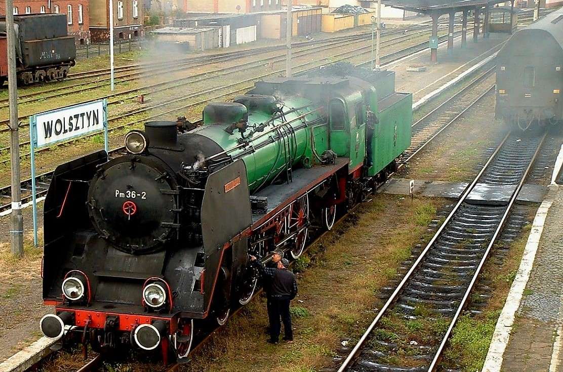 Locomotiva na plataforma em Wolsztyn quebra-cabeças online