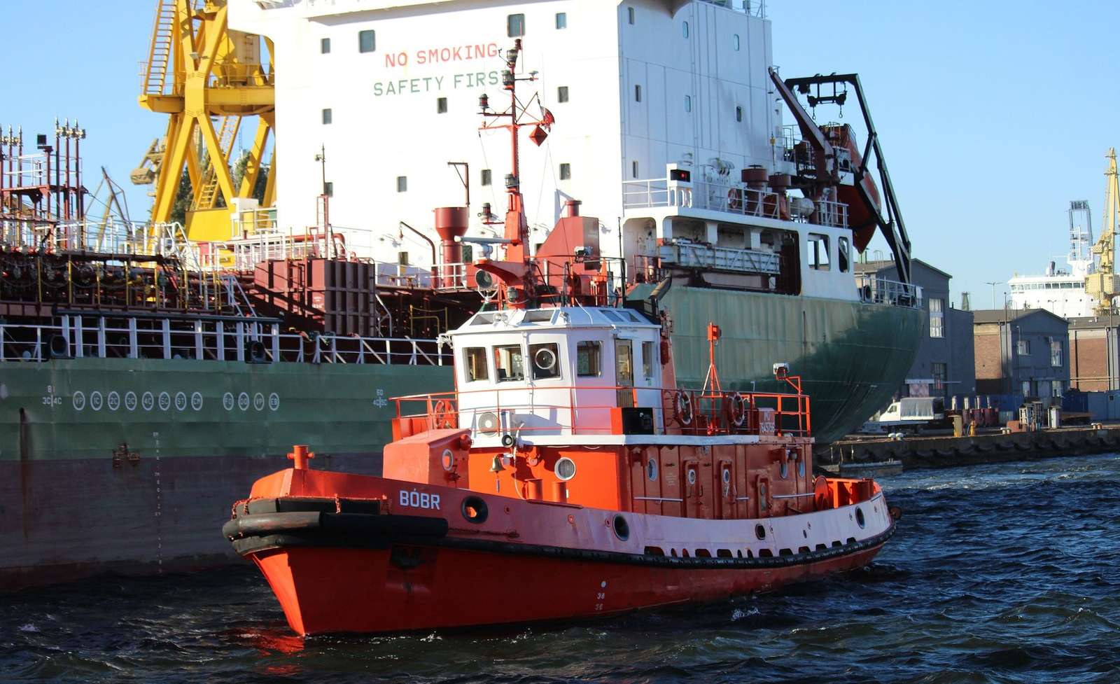 De sleepboot Bóbr in de haven legpuzzel online