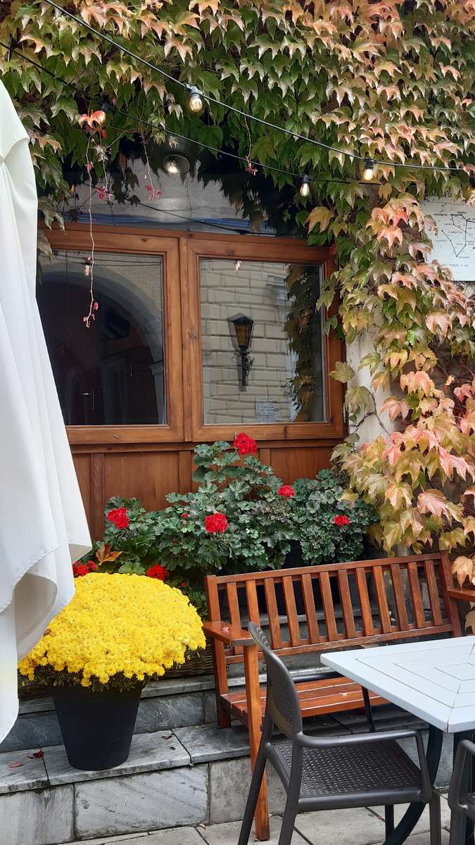 Café en la plaza del mercado en otoño rompecabezas en línea