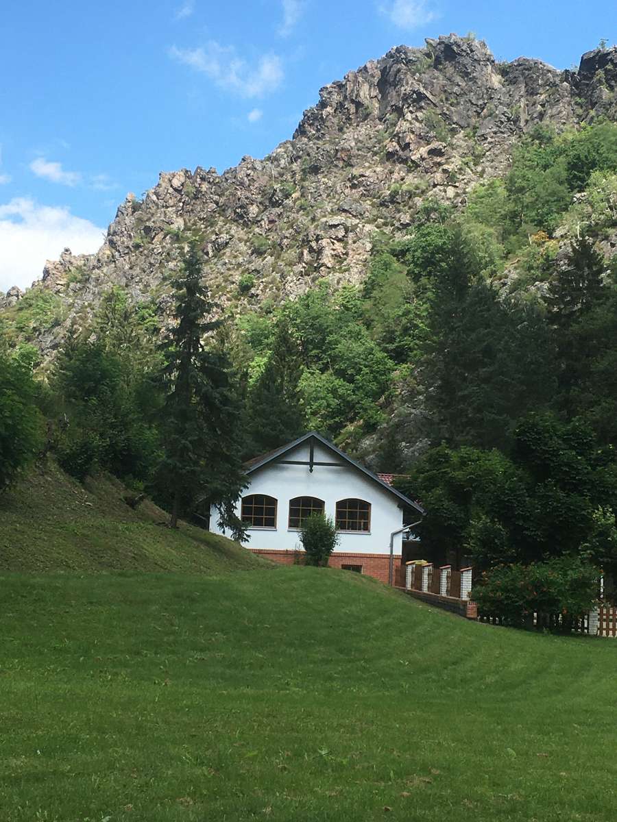 La casa bajo la roca rompecabezas en línea