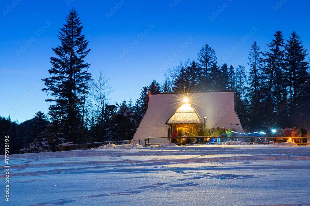 Chalet dans les montagnes Tatras en hiver la nuit puzzle en ligne