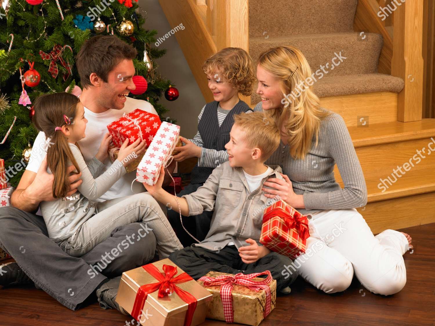 Famiglia che guarda i regali di Natale puzzle online