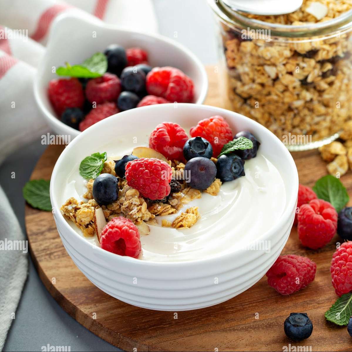 Yoghurt med granola och frukt pussel på nätet