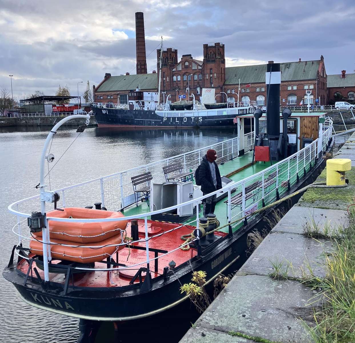 Brise-glace Kuna dans le port de Szczecin puzzle en ligne