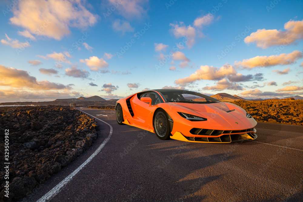 Oranžové Lamborghini online puzzle