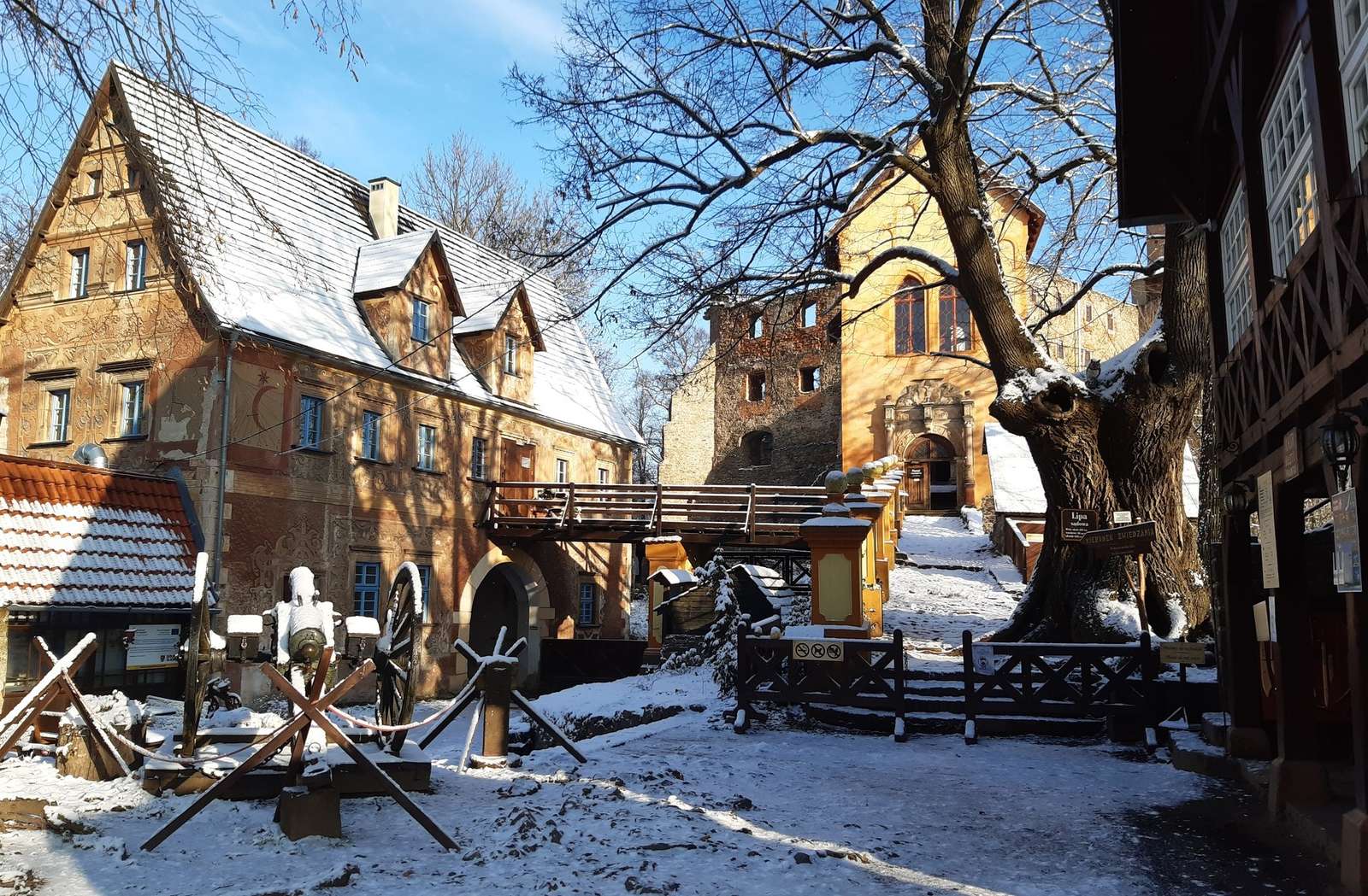 Winter at Grodno Castle jigsaw puzzle online