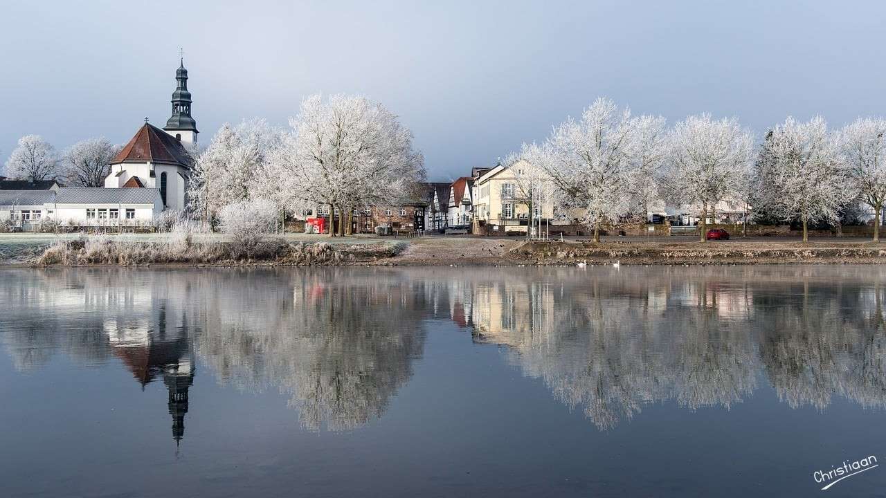 Церква, берег річки, озеро. онлайн пазл