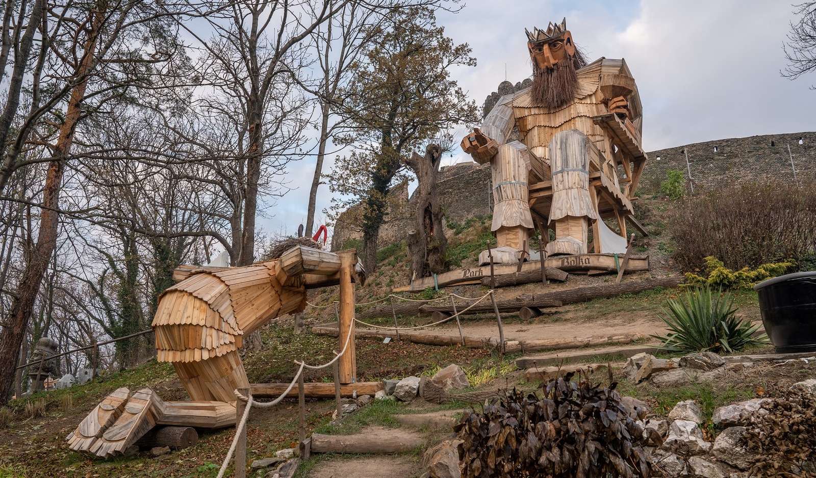 Sur la colline du château de Bolków puzzle en ligne