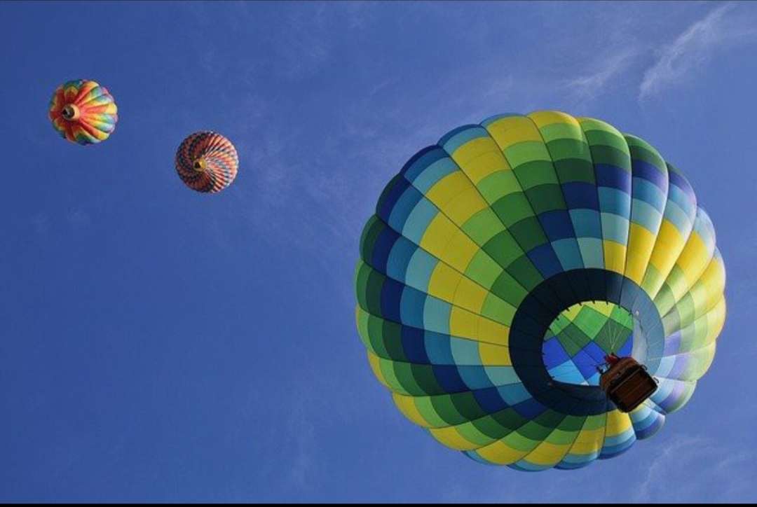 Luftballonger som flyter över himlen Pussel online