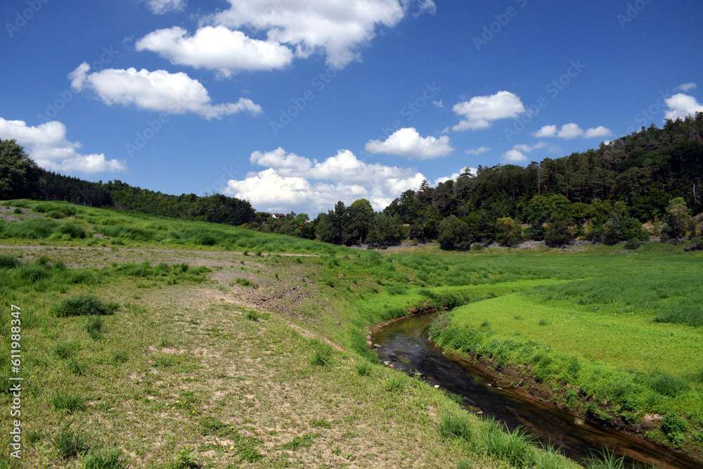 Paysage idyllique avec une rivière puzzle en ligne