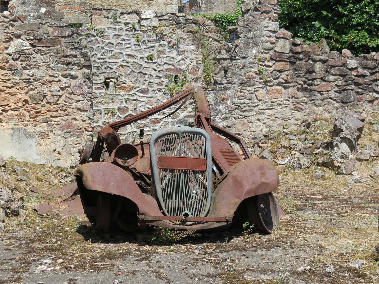 Oradour-sur-Glane, mașină distrusă puzzle online