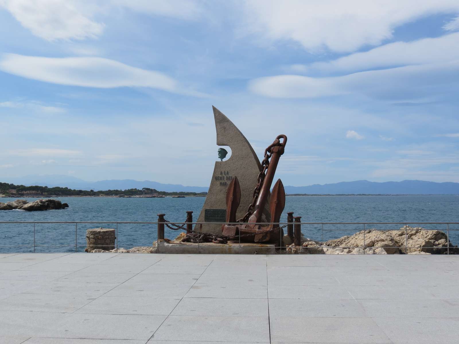 Estatua en el puerto de L'Escala, España rompecabezas en línea