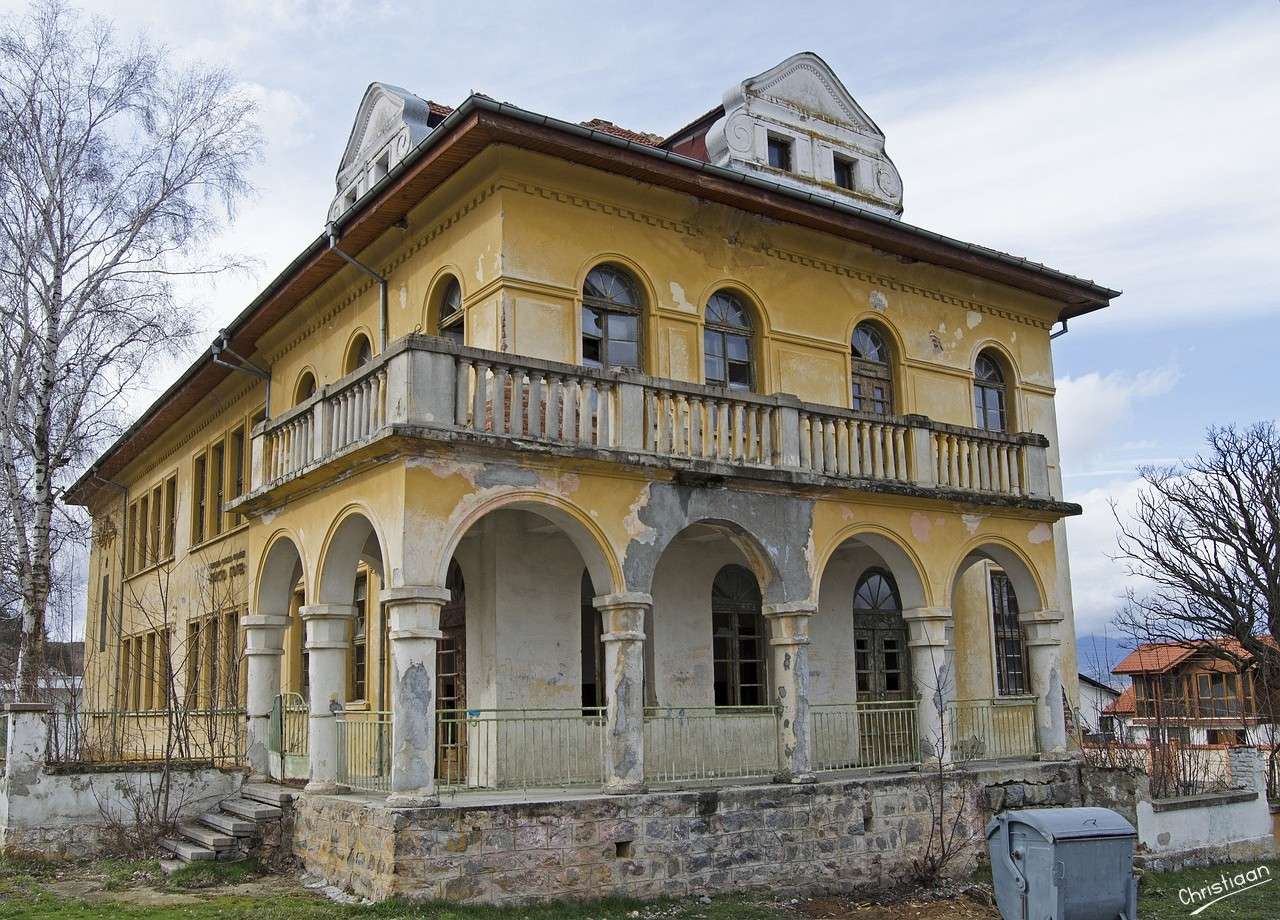 Prédio escolar, escola abandonada. puzzle online