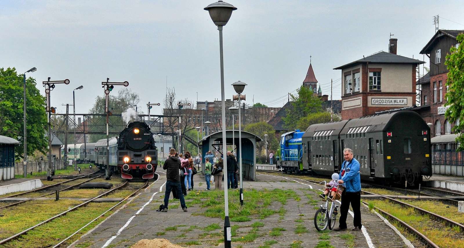 Vasútállomás Grodzisk Wielkopolskiban kirakós online