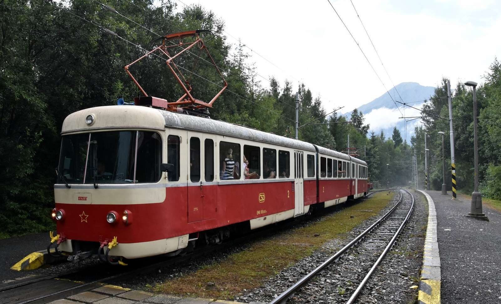 Rote Warteschlange in den Bergen Online-Puzzle