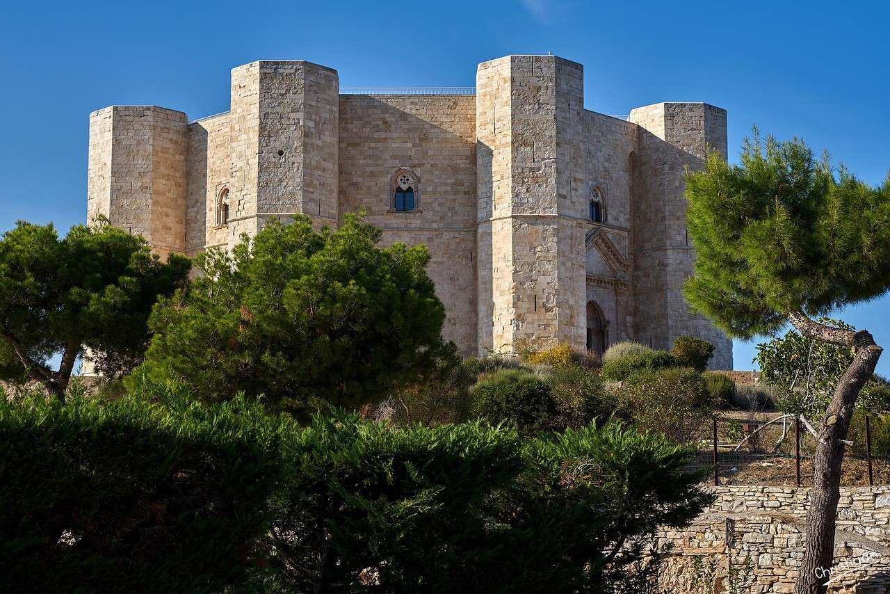 Castel Del Monte, Italia, Puglia. puzzle online