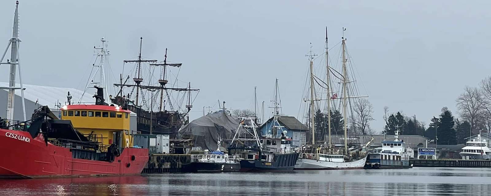 Winter, tote Saison im Hafen von Darłowo Puzzlespiel online