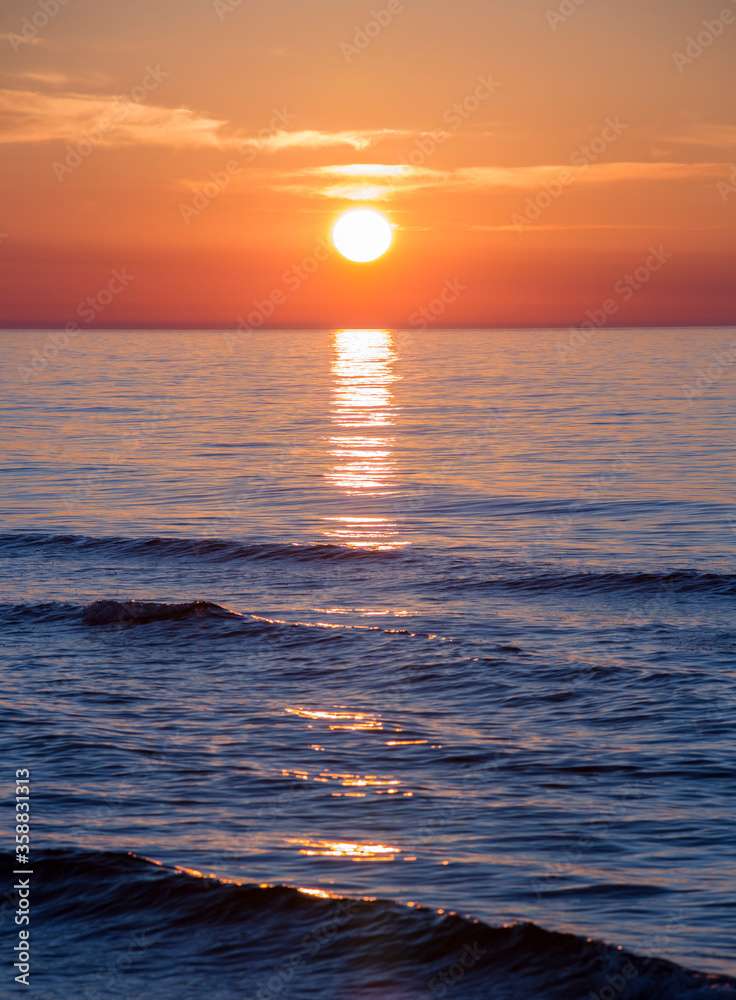 Zachód słońca nad morzem puzzle online