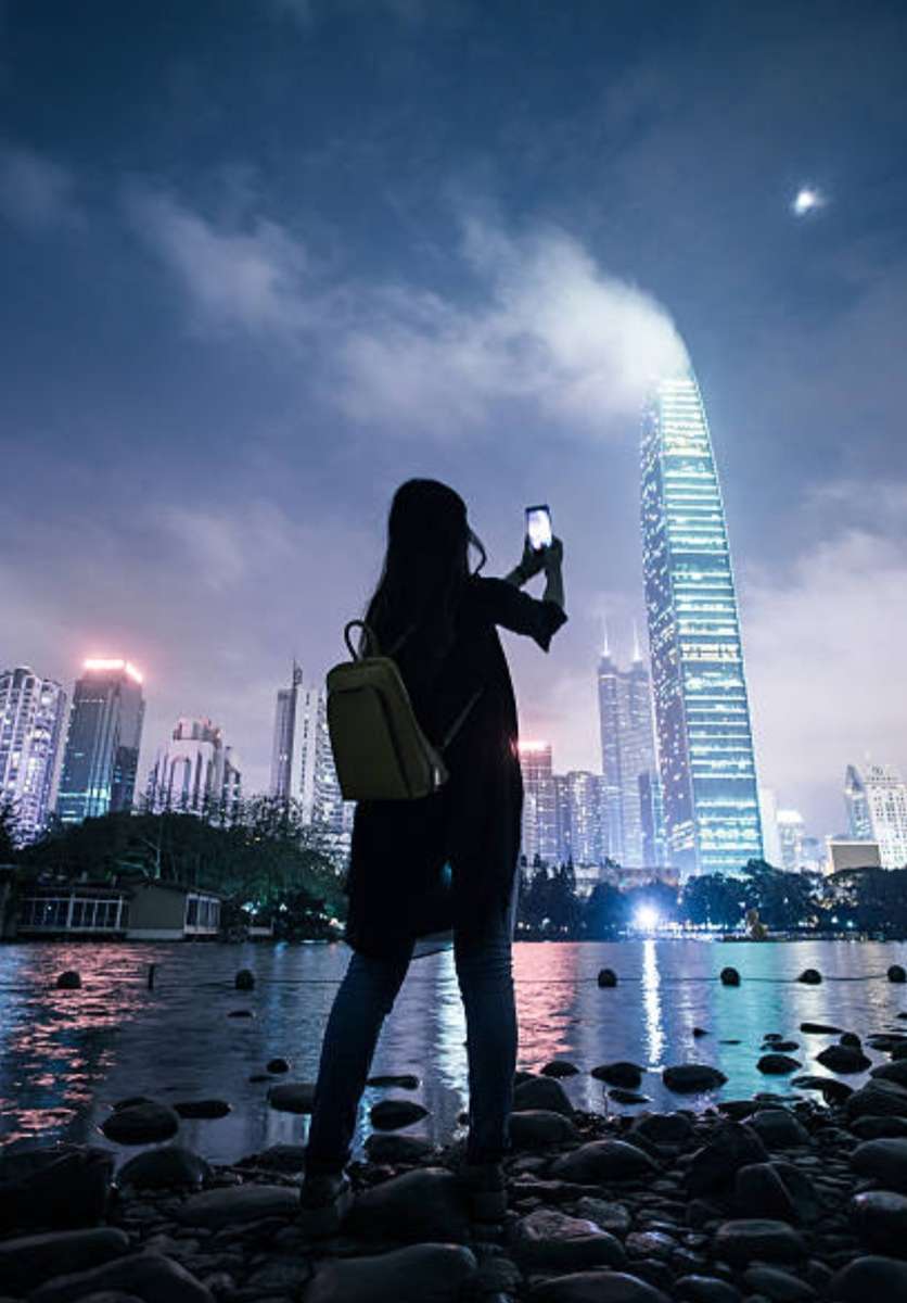Scattare foto su edifici di notte puzzle online