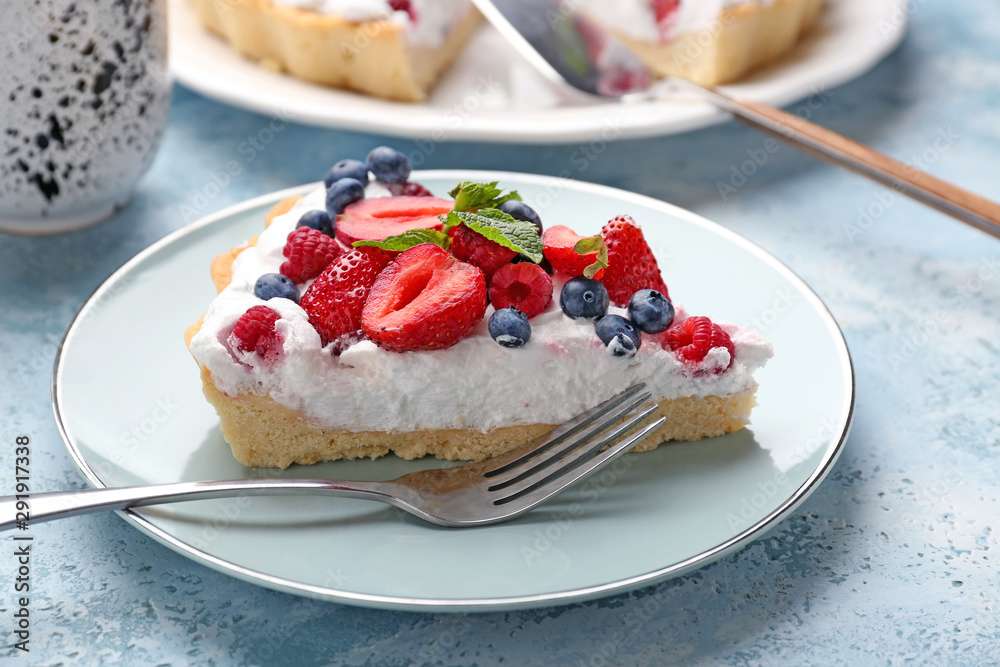 Gâteau avec des fruits forestiers puzzle en ligne