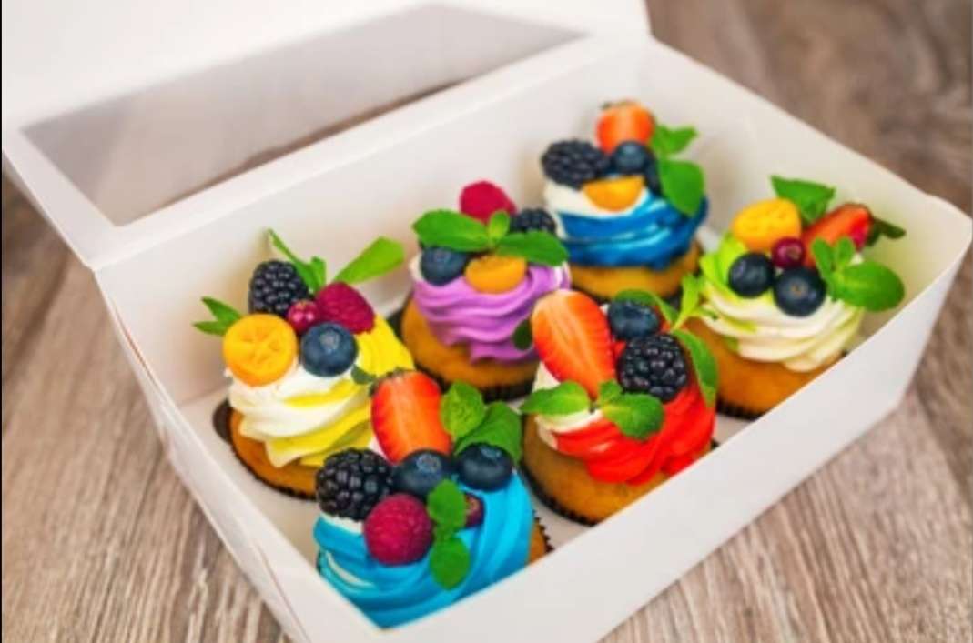 Muffins de frutas coloridas en una caja rompecabezas en línea