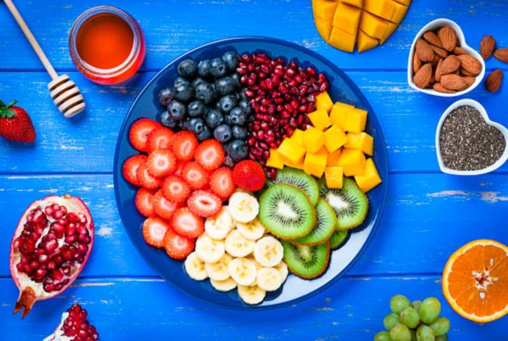 Чиния, пълна с нарязани плодове онлайн пъзел