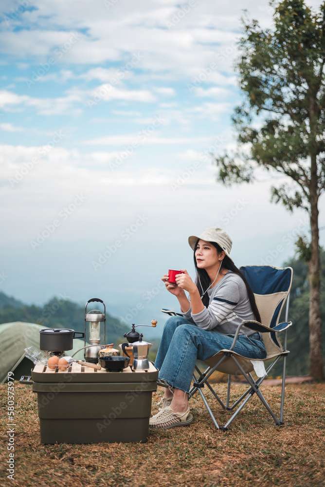 Una donna al campeggio puzzle online
