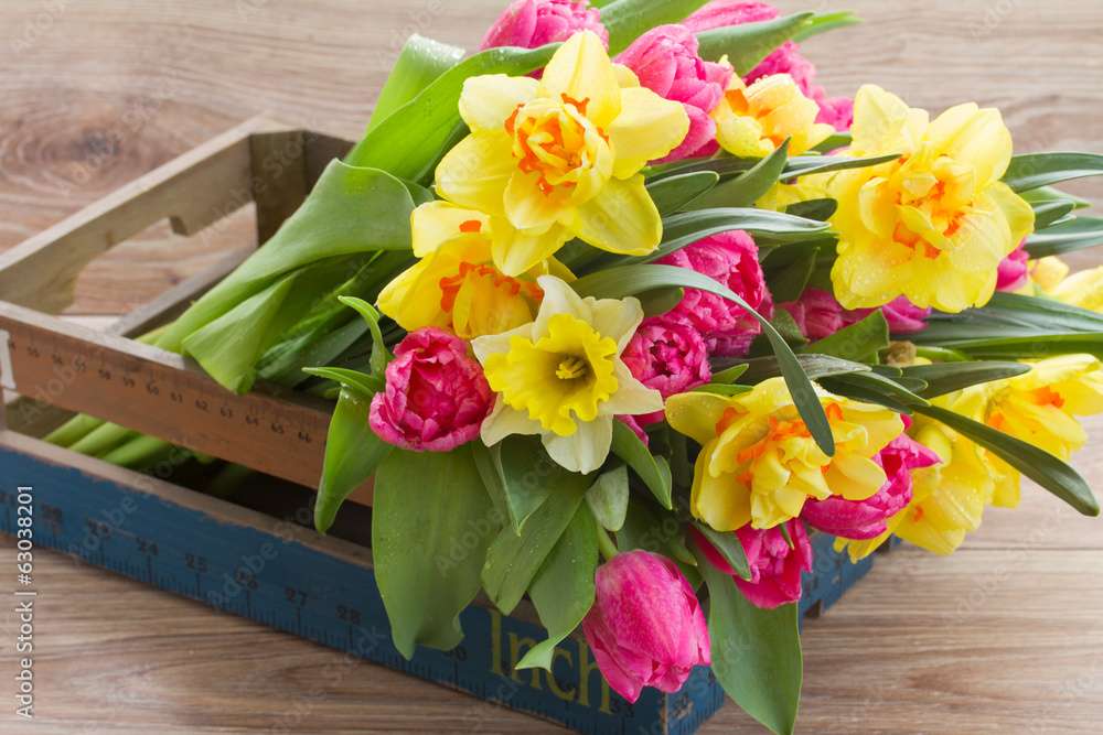 Egy csokor tavaszi virágok online puzzle