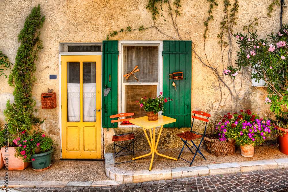 Fasada w Beaumes-de-Venise w Prowansji, Francja puzzle online