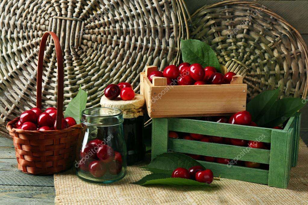 Caixas e cestas cheias de cerejas quebra-cabeças online