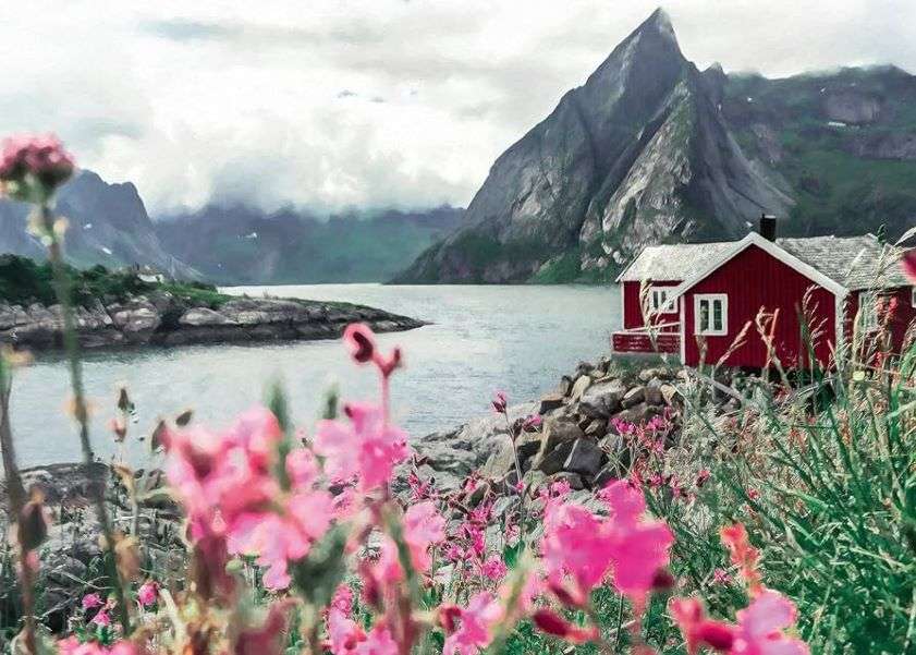 Czerwony, drewniany dom na Lofotach. Norwegia puzzle online