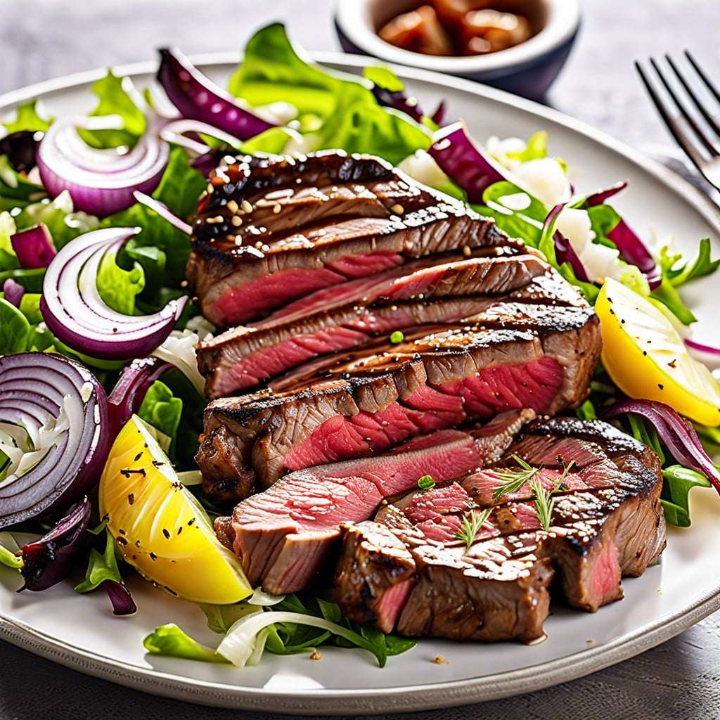 Ensalada de bistec y cebolla a la parrilla rompecabezas en línea
