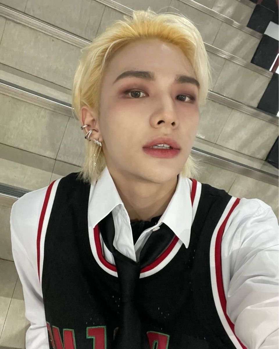 Hyunjin na schodach puzzle online