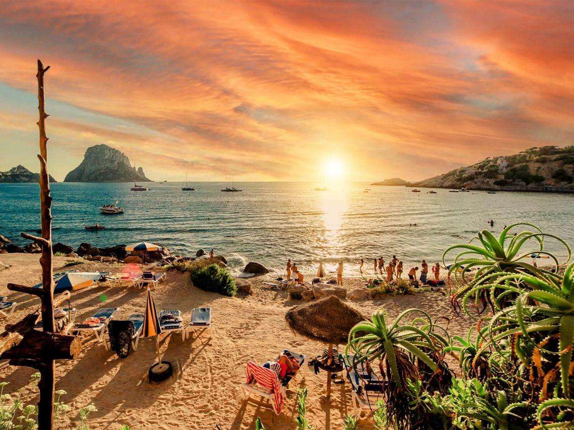 plaża przy zachodzie słońca puzzle online