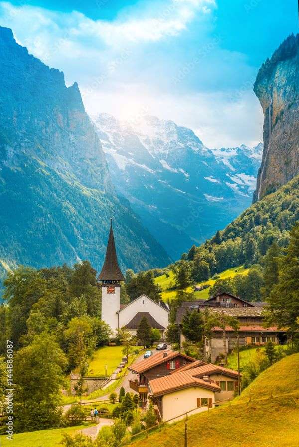 Kościół w kanionie w Lauterbrunnen w Szwajcarski puzzle online