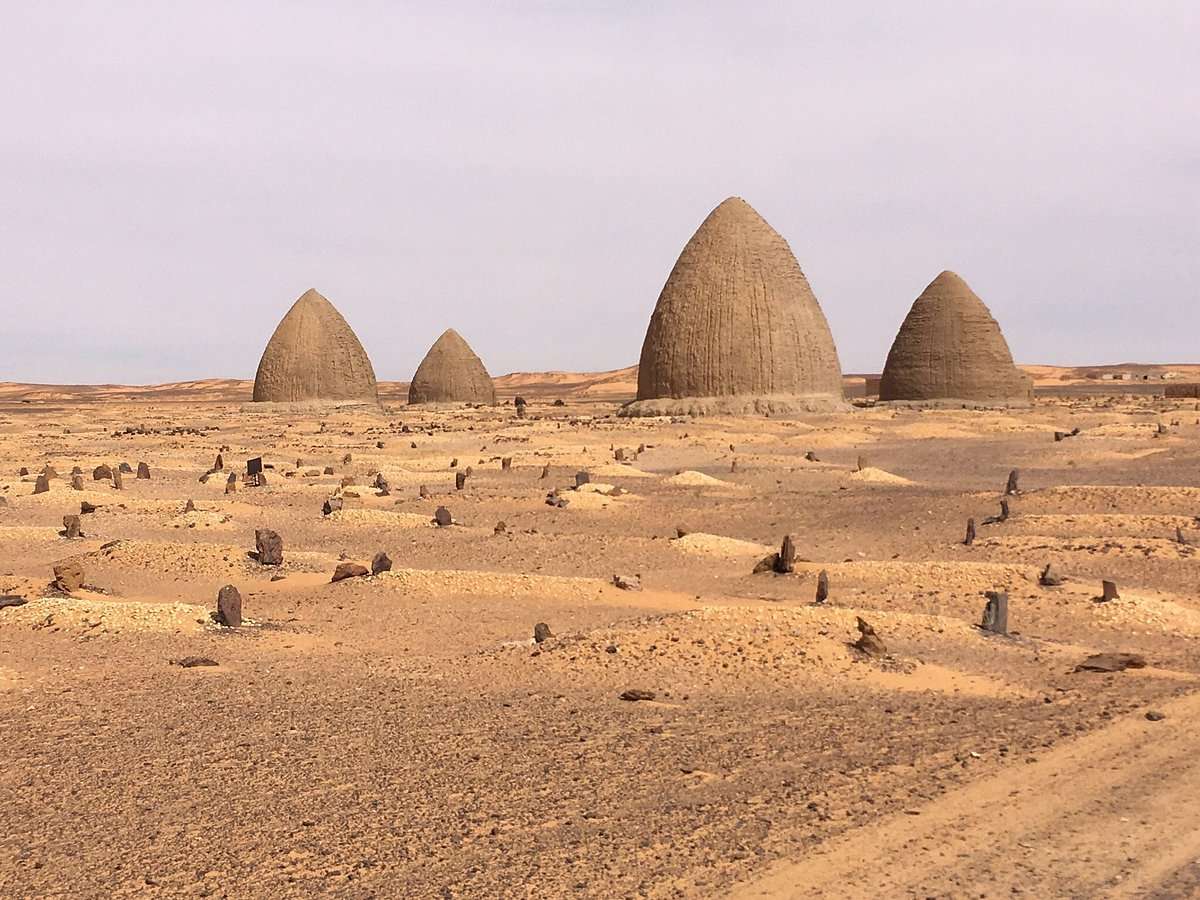 Sudan Grabmale in der Wüste puzzle online