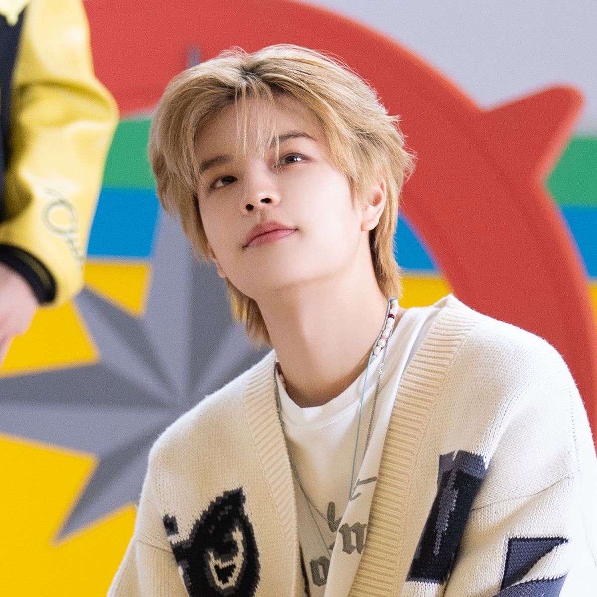 Seungmin kolorowe tło puzzle online