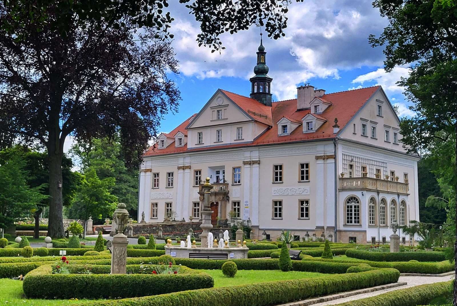 Pałac wśród zieleni puzzle online