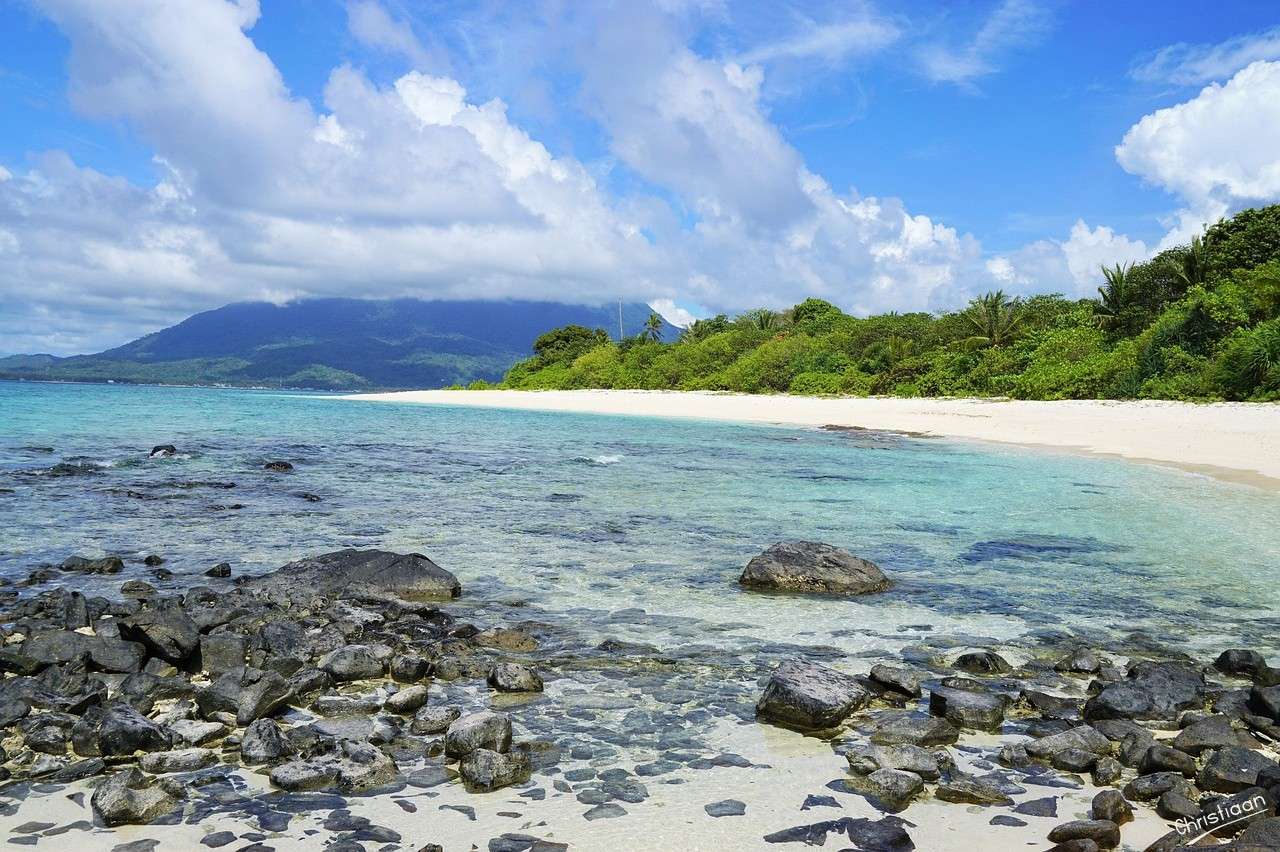 Natuna Indonesia, niezamieszkana wyspa. puzzle online