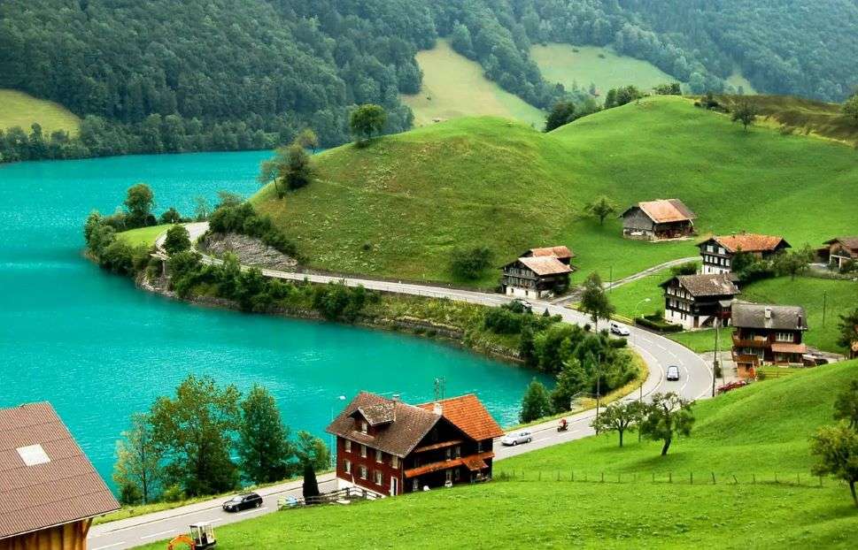 Wieś nad jeziorem Brienz (Szwajcaria) puzzle online