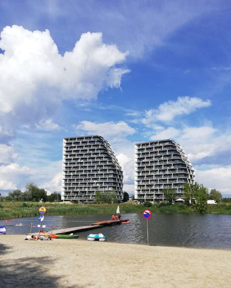 miejska plaża nad sztucznym jeziorem ジグソーパズルオンライン