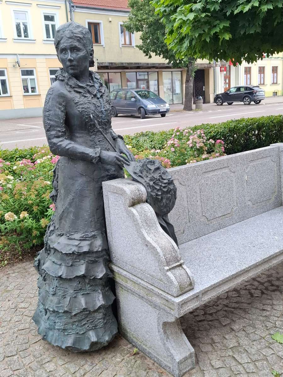 Maria Konopnicka przy ławeczce puzzle online