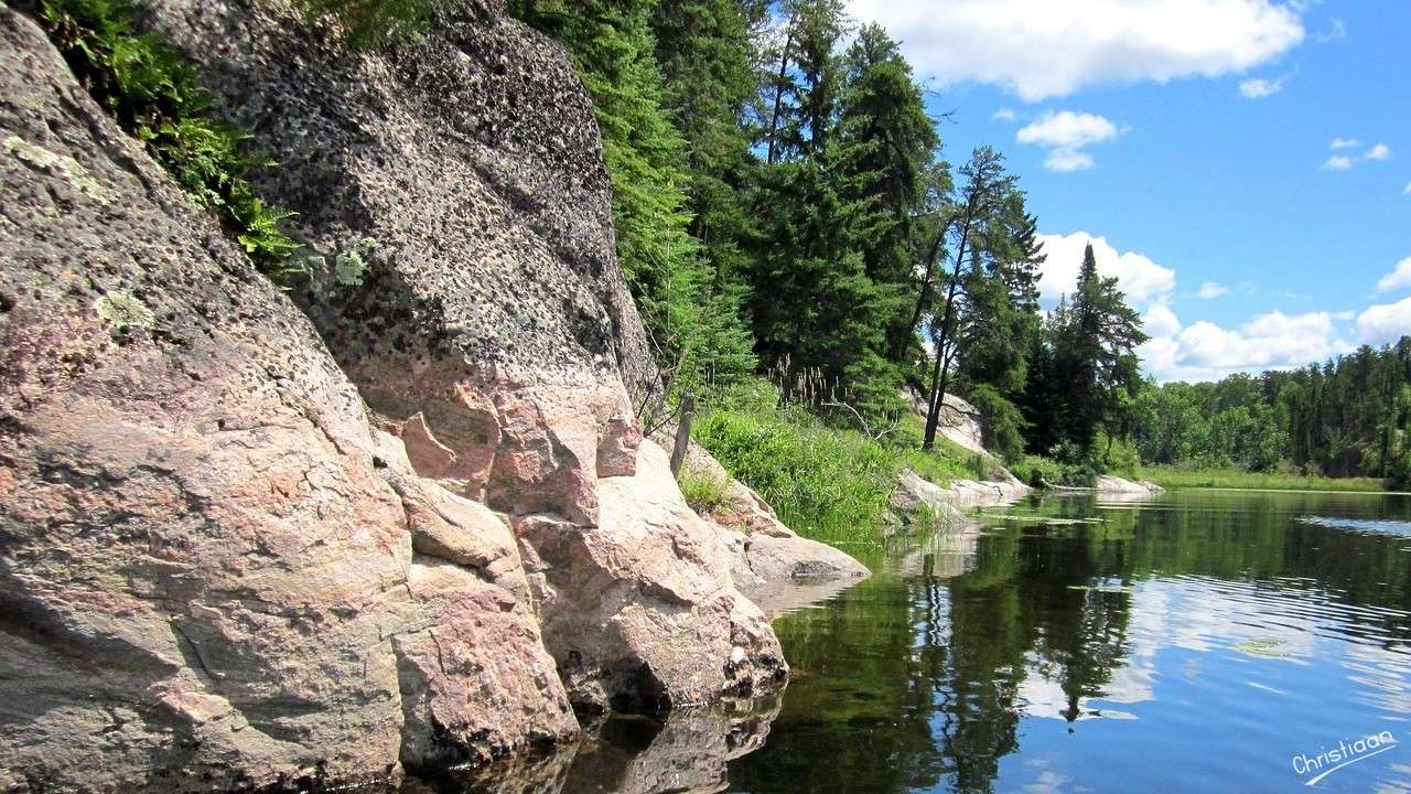 カナダの盾、森の湖。 ジグソーパズルオンライン