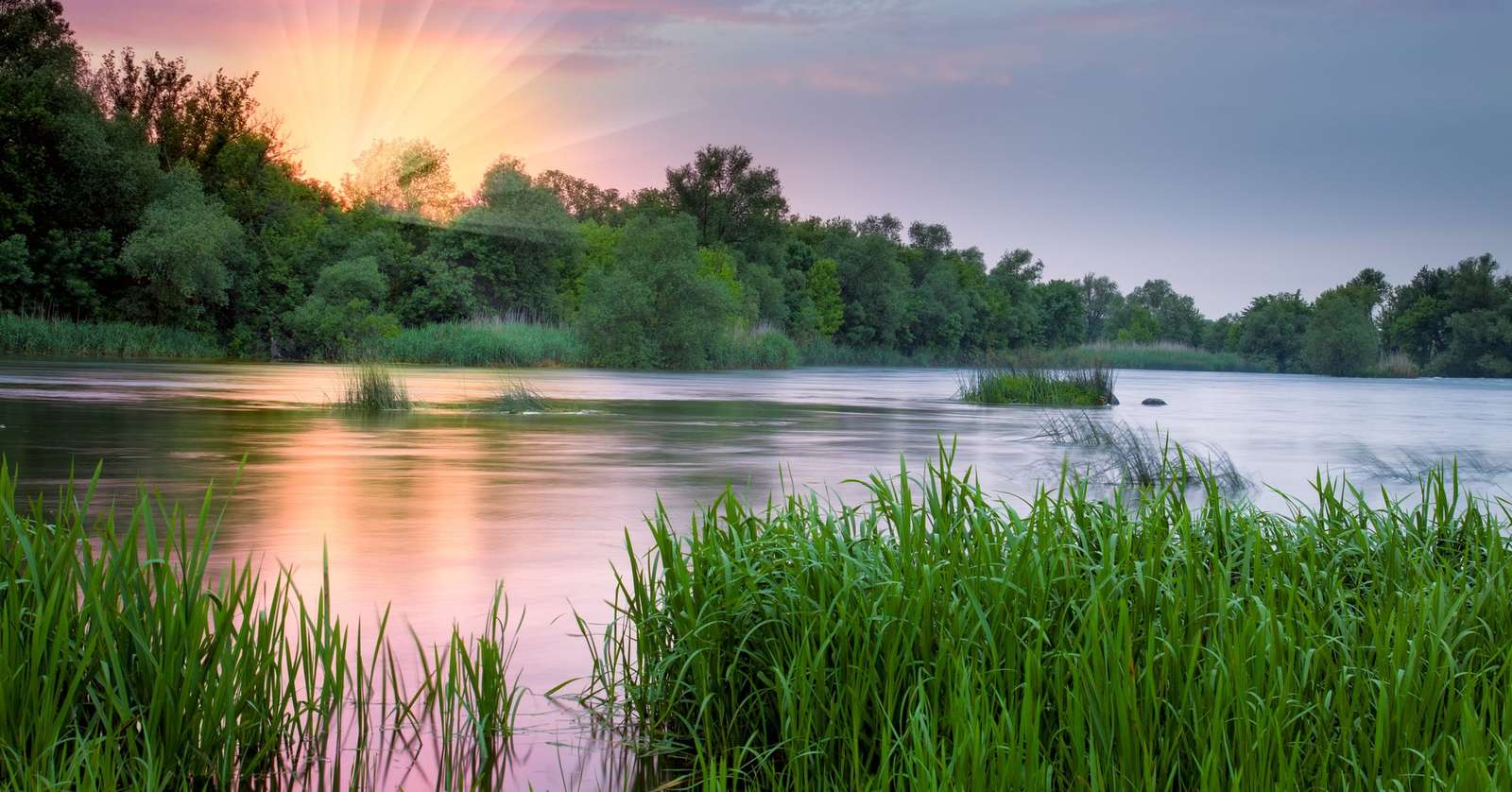 川から昇る日の出 ジグソーパズルオンライン